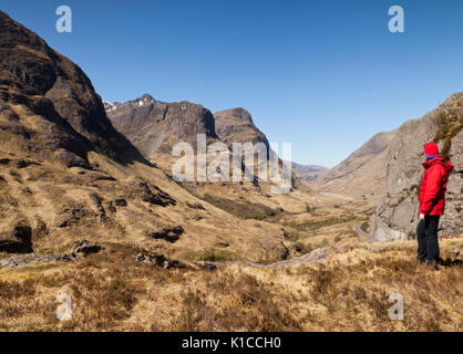 Eine weibliche Walker bewundern die Landschaft in Glencoe, Schottland, UK Stockfoto