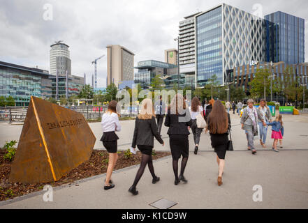 Menschen bei MediaCityUK eine 200 Hektar große, geschäftige, kommerzielle, gemischte Immobilienentwicklung an den Ufern des Manchester Ship Canal in Salford Quays und Trafford, Greater Manchester, England. VEREINIGTES KÖNIGREICH Stockfoto