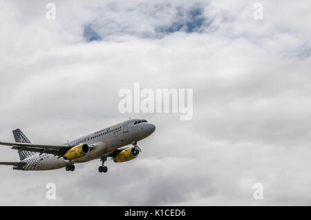 Ein vueling Airbus A320-Landung am Flughafen Cardiff, Wales, UK. Stockfoto