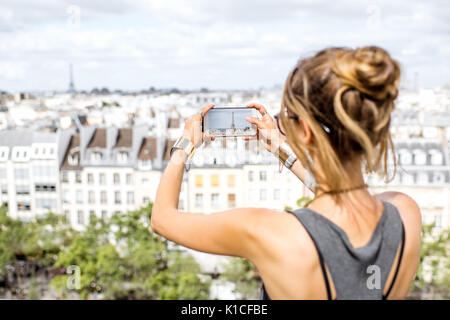 Frau unterwegs in Paris. Stockfoto