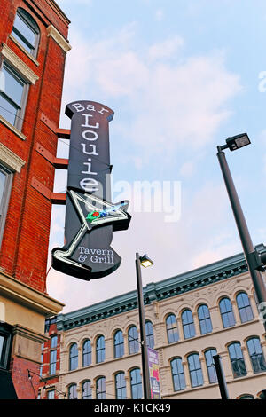 Bar Louie Taverne & Grill ist einer der Anker Betriebe in dem revitalisierten Warehouse District in Downtown Cleveland, Ohio, USA. Stockfoto