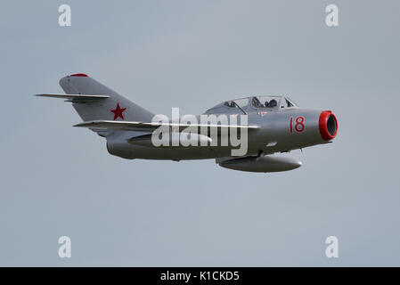 Mikoyan Gurevich MiG-15 UTI Rot 18 der norwegischen Luftwaffe historische Squadron in Clacton Airshow. MiG-15 ist eine Sowjetische 1950s Era Jet Fighter Stockfoto