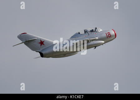 Mikoyan Gurevich MiG-15 UTI Rot 18 der norwegischen Luftwaffe historische Squadron in Clacton Airshow. MiG-15 ist eine Sowjetische 1950s Era Jet Fighter Stockfoto