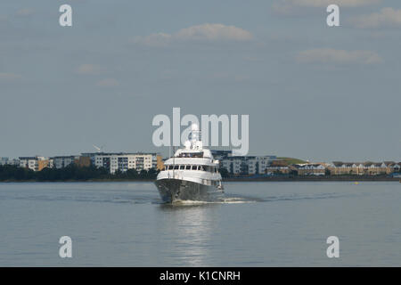 London, UK, 25 August 2017 Super Yacht Hampshire kommt auf der Themse, London, Für einen Port Anruf Stockfoto