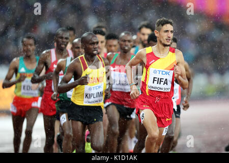 Jakob KIPLIMO (Uganda), Illias FIFA (Spanien) konkurrieren in der Männer 5000 m Wärme 1 am 2017, Leichtathletik-WM, Queen Elizabeth Olympic Park, Stratford, London, UK. Stockfoto