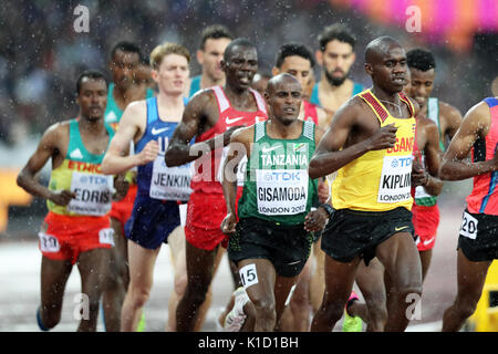 Jakob KIPLIMO (Uganda), Emmanuel Giniki GISAMODA (Tansania) konkurrieren in der Männer 5000 m Wärme 1 am 2017, Leichtathletik-WM, Queen Elizabeth Olympic Park, Stratford, London, UK. Stockfoto