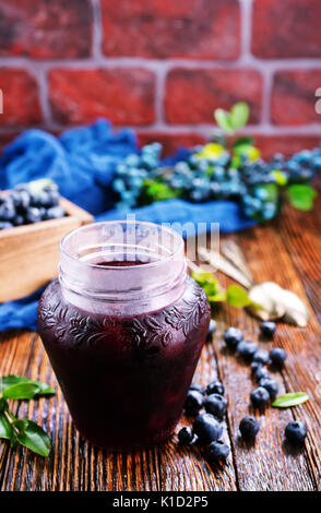 Blaubeeren Marmelade im Glas Bank und auf einem Tisch Stockfoto