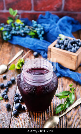 Blaubeeren Marmelade im Glas Bank und auf einem Tisch Stockfoto