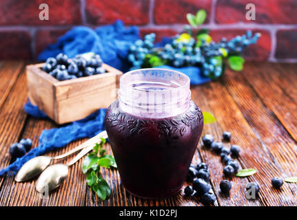 Blaubeeren Marmelade im Glas Bank und auf einem Tisch Stockfoto