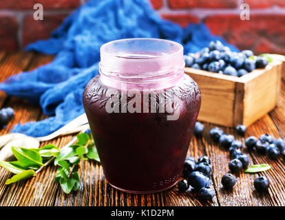 Blaubeeren Marmelade im Glas Bank und auf einem Tisch Stockfoto