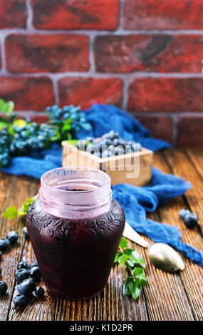 Blaubeeren Marmelade im Glas Bank und auf einem Tisch Stockfoto