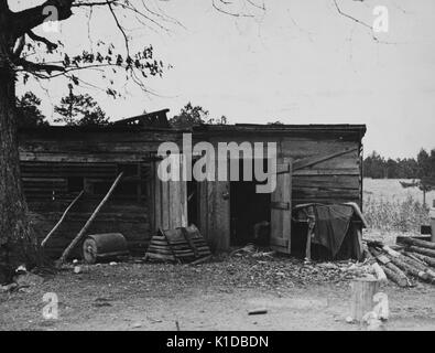 Verfallene, eine Geschichte Holz- ländlichen Heimat auf einem Bauernhof im Crabtree Creek Freizeit Projekt, Raleigh, North Carolina, 1936. Von der New York Public Library. Stockfoto