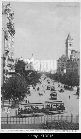 Eine Postkarte, die aus einem getönten Foto erstellt wurde, zeigt einen Blick auf die Pennsylvania Avenue wie aus dem Treasury, Straßenbahnen können gesehen werden, die Menschen zu Fuß, in Pferdekutschen und Autos transportieren, 1914. Aus der New York Public Library. Stockfoto