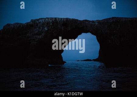 Anacapa Arch Rock in der Morgendämmerung, Anacapa Island Teil der Channel Islands, aus Südkalifornien Küste entfernt. Stockfoto