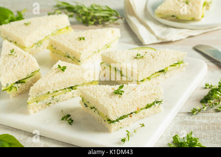 Hausgemachte Cucumber Sandwiches mit Kräuterbutter Stockfoto