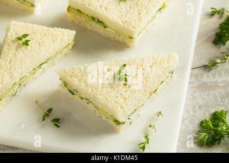 Hausgemachte Cucumber Sandwiches mit Kräuterbutter Stockfoto