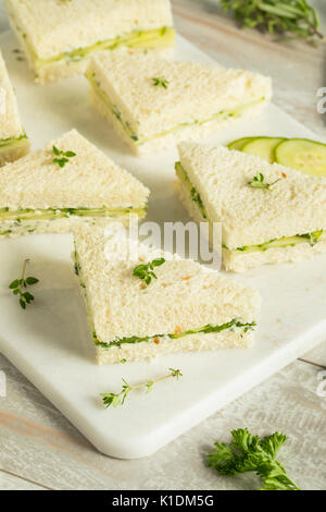 Hausgemachte Cucumber Sandwiches mit Kräuterbutter Stockfoto