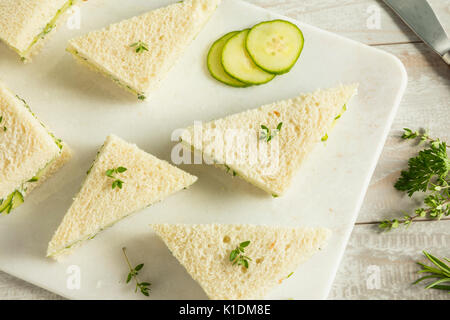 Hausgemachte Cucumber Sandwiches mit Kräuterbutter Stockfoto