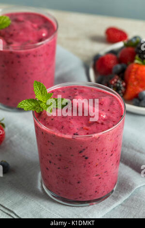 Süße Hausgemachte gesunde Berry Smoothie mit Blaubeeren, Brombeeren und Erdbeeren Stockfoto