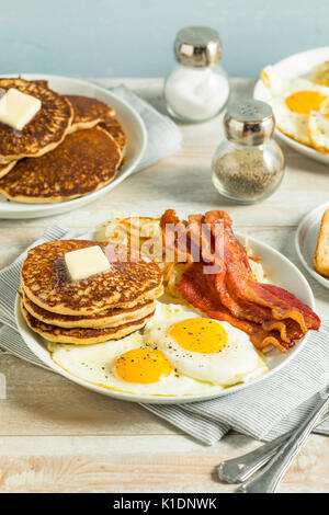 Gesundes Amerikanisches Frühstück mit Eiern, Speck und Pfannkuchen Stockfoto
