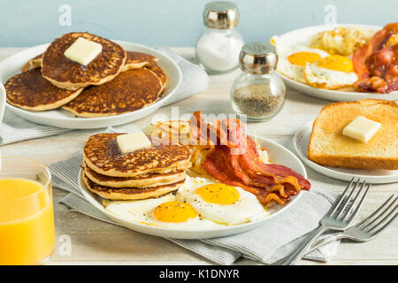 Gesundes Amerikanisches Frühstück mit Eiern, Speck und Pfannkuchen Stockfoto