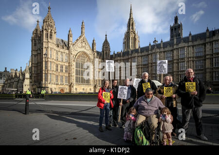 'Ax Schlafzimmer Steuer". Anti-Schlafzimmer steuer Demonstranten im Alten Schloss Hof zeigen gegenüber dem Parlamentsgebäude Westminster in London, Großbritannien. Stockfoto