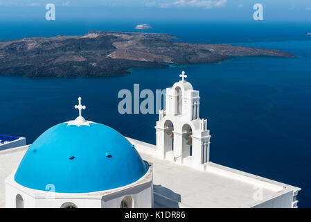 Kirche, blauen Kuppel und Glockenturm, Firostefani, Santorini, Kykladen, Griechenland Stockfoto