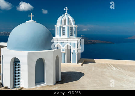 Kirche, blauen Kuppel und Glockenturm, Firostefani, Santorini, Kykladen, Griechenland Stockfoto