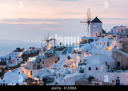 Stadtbild mit Windmühlen, Dämmerung, Oia, Santorini, Kykladen, Griechenland Stockfoto