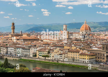 Panoramablick von der Piazzale Michelangelo, dem Stadtbild mit Dom, Duomo Santa Maria del Fiore, der Palazzo Vecchio, Florenz Stockfoto