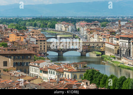 Panoramablick von der Piazzale Michelangelo, dem Stadtbild mit Ponte Vecchio und den Arno, Florenz, Toskana, Italien Stockfoto