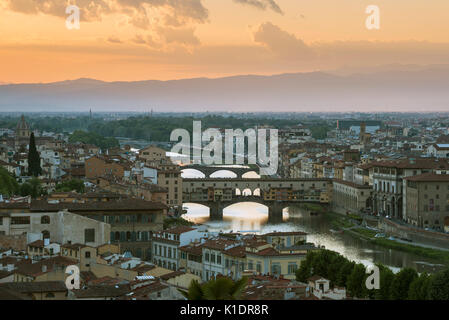 Panoramablick von der Piazzale Michelangelo, dem Stadtbild bei Sonnenuntergang, Ponte Vecchio und den Arno, Florenz, Toskana, Italien Stockfoto