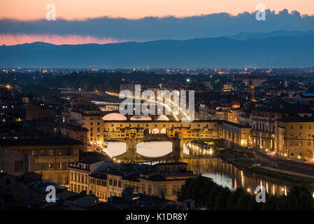 Panoramablick von der Piazzale Michelangelo, dem stadtbild am Abend, Ponte Vecchio und den Arno, Florenz, Toskana, Italien Stockfoto