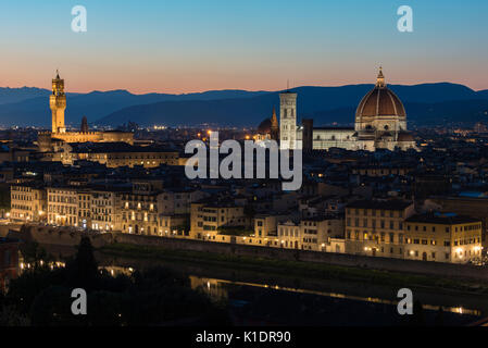 Panoramablick von der Piazzale Michelangelo, dem Stadtbild in der Dämmerung mit Dom, Duomo Santa Maria del Fiore, der Palazzo Vecchio Stockfoto