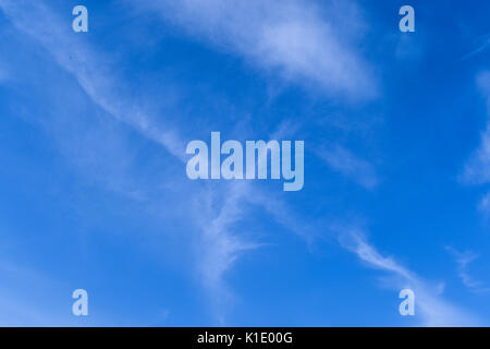 Wolken in X-Form auf dem Himmel Hintergrund, seltsam und schön. Stockfoto