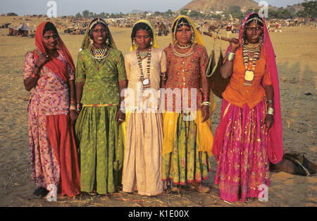 Rajasthani Frauen in festival Dress, Pushkar Kamel- und Viehmarkt, Pushkar, Rajasthan, Indien Stockfoto