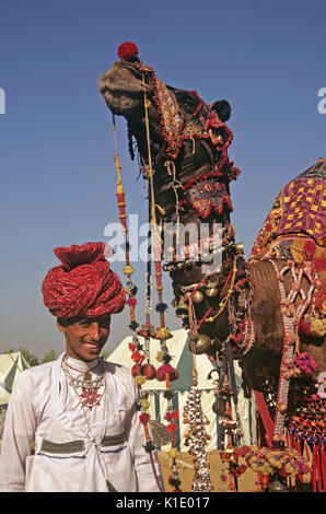 Man dekoriert mit Kamel, Pushkar Kamel- und Viehmarkt, Rajasthan, Indien Stockfoto