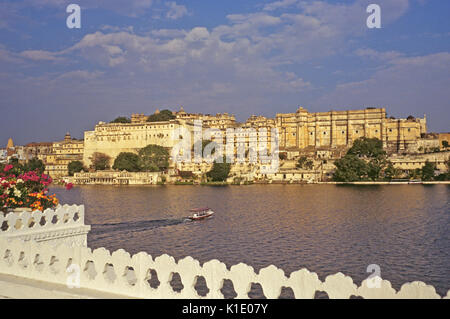 City Palace (Shiv Niwas) aus Lake Palace Hotel, Udaipur, Rajasthan, Indien gesehen Stockfoto