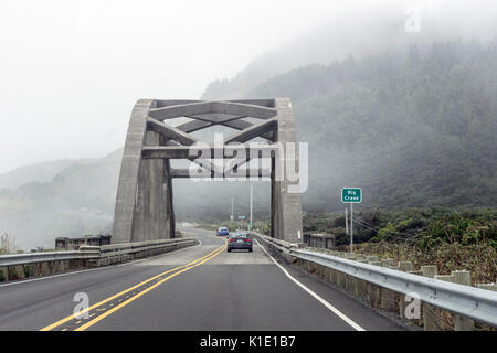 Historische Big Creek konkrete Bogenbrücke mit konkreten Louvre seiten Webstühle aus der nebligen Morgen auf Oregon Coast Highway fahren Nähe Stadt Yachats Stockfoto