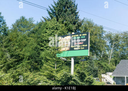 Reklametafeln am Straßenrand in der Nähe der Küste Stadt Lincoln Oregon ist Werbung für vor kurzem Arzneimittel & Freizeit Staat legalisiert Marihuana Dispensary Stockfoto