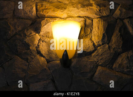 Lampe Licht an der Wand für den Hintergrund. Stockfoto