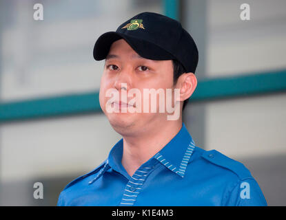 Seoul, Südkorea. 25 Aug, 2017. Park Yu-chun (JYJ), 25.August 2017: K-pop Sänger und Schauspieler Park Yu-chun, ein Mitglied der junge Band JYJ Wanderungen vor der Medien und Fans in Gangnam Bezirk Büro in Seoul, Südkorea zu sprechen, wie er von seinem zweijährigen obligatorischen Militärdienst entlassen wird. Yu-chun hat für die Gemeinde von Seoul als Alternative zu seiner militärischen Aufgabe gearbeitet. Yu-chun wurde in einen Skandal verwickelt, im Juni 2016, während in der Mitte der seine militärische Aufgabe als vier verschiedene Frauen, die in Bars arbeiten, Beschwerden gegen ihn, indem er sie vergewaltigt. Yu-chun wurde später gelöscht Stockfoto