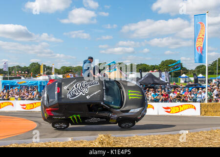 Chris Evan eine Fahrt auf einem Auto auf zwei Rädern an Carfest South Overton, Hampshire England 25 August 2017 Carfest Süden Credit Jim Houlbrook/Alamy Stockfoto