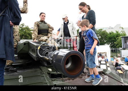 Berlin, Deutschland. 26 Aug, 2017. Besucher Blick an einem ausgestellten Puma Tank im Verteidigungsministerium in Berlin, Deutschland, 26. August 2017. Das Bundeskanzleramt, die Bundesministerien und das Bundespresseamt öffnen ihre Türen für die 19 Tag der offenen Tür mit einem umfangreichen Angebot an Information und Unterhaltung. Foto: Maurizio Gambarini/dpa/Alamy leben Nachrichten Stockfoto