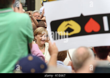 Quedlinburg, Deutschland. 26 Aug, 2017. Die deutsche Bundeskanzlerin Angela Merkel (CDU) kommt bei einer Wahlkampfveranstaltung der CDU auf dem Marktplatz in Quedlinburg, Deutschland, 26. August 2017. Die wahlkampfveranstaltung von Merkel in Quedlinburg wurde von lauten Protest begleitet. Foto: Matthias Bein/dpa-Zentralbild/dpa/Alamy leben Nachrichten Stockfoto