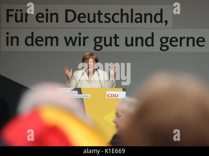 Quedlinburg, Deutschland. 26 Aug, 2017. Die deutsche Bundeskanzlerin Angela Merkel (CDU) spricht bei einer Wahlkampfveranstaltung der CDU auf dem Marktplatz in Quedlinburg, Deutschland, 26. August 2017. Die wahlkampfveranstaltung von Merkel in Quedlinburg wurde von lauten Protest begleitet. Foto: Matthias Bein/dpa-Zentralbild/dpa/Alamy leben Nachrichten Stockfoto