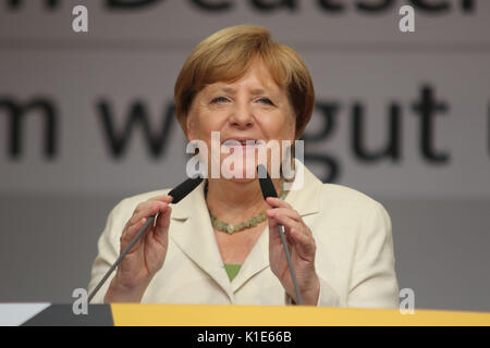 Quedlinburg, Deutschland. 26 Aug, 2017. Die deutsche Bundeskanzlerin Angela Merkel (CDU) spricht bei einer Wahlkampfveranstaltung der CDU auf dem Marktplatz in Quedlinburg, Deutschland, 26. August 2017. Die wahlkampfveranstaltung von Merkel in Quedlinburg wurde von lauten Protest begleitet. Foto: Matthias Bein/dpa-Zentralbild/dpa/Alamy leben Nachrichten Stockfoto