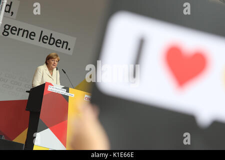 Quedlinburg, Deutschland. 26 Aug, 2017. Die deutsche Bundeskanzlerin Angela Merkel (CDU) spricht bei einer Wahlkampfveranstaltung der CDU auf dem Marktplatz in Quedlinburg, Deutschland, 26. August 2017. Die wahlkampfveranstaltung von Merkel in Quedlinburg wurde von lauten Protest begleitet. Foto: Matthias Bein/dpa-Zentralbild/dpa/Alamy leben Nachrichten Stockfoto