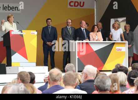 Quedlinburg, Deutschland. 26 Aug, 2017. Die deutsche Bundeskanzlerin Angela Merkel (CDU) spricht bei einer Wahlkampfveranstaltung der CDU auf dem Marktplatz in Quedlinburg, Deutschland, 26. August 2017. Die wahlkampfveranstaltung von Merkel in Quedlinburg wurde von lauten Protest begleitet. Foto: Matthias Bein/dpa-Zentralbild/dpa/Alamy leben Nachrichten Stockfoto