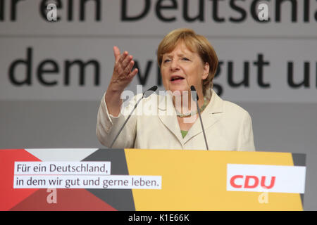 Quedlinburg, Deutschland. 26 Aug, 2017. Die deutsche Bundeskanzlerin Angela Merkel (CDU) spricht bei einer Wahlkampfveranstaltung der CDU auf dem Marktplatz in Quedlinburg, Deutschland, 26. August 2017. Die wahlkampfveranstaltung von Merkel in Quedlinburg wurde von lauten Protest begleitet. Foto: Matthias Bein/dpa-Zentralbild/dpa/Alamy leben Nachrichten Stockfoto